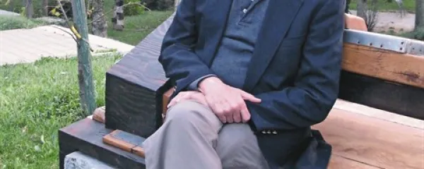 “Pri 26 letih sem se odločil, da grem delat k  mednarodni nevladni organizaciji  za izobraževanje, in ne za delo na banki. Danes bi lahko bil zares bogat v materialnem smislu, verjetno pa ne bi ponotranjil teh vrednot, po katerih danes živim.”