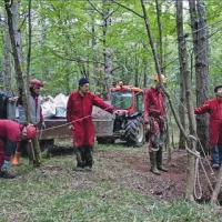 Domačini so pomagali pri odvozu odpadkov