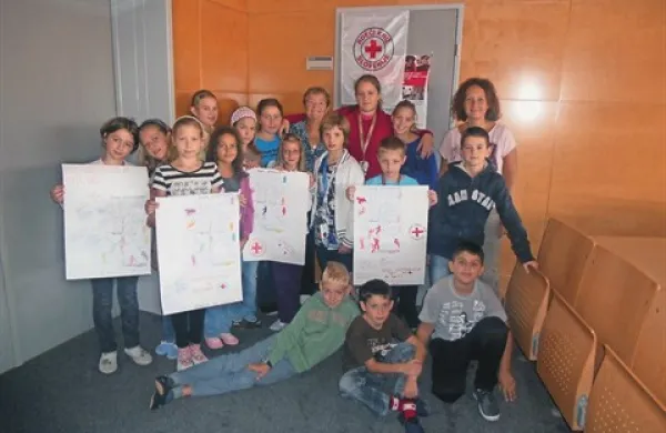 Mladi prostovoljci z OŠ Koper s svojo mentorico