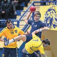 Andrej Kljun (z žogo) je v prvem pravem preigravanju naredil prekršek v napadu in do konca tekme se ni več pobral