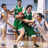 Goran Jurak (z žogo) se je po dolgih letih igranja v tujini vrnil domov in bil najboljši v vrstah gostov, pred njim je Portorožan Jan Petrovčič (št. 12)