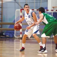 V dvoboju dveh desetic je bil boljši novinec v Portorožu Jan Špan, pokriva pa ga Postojnčan v dresu Zlatoroga Bojan Jovanović