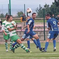 Za Izolane, ki so pozneje  je izenačil Gregor MIkac (v sredini) ob koncu prvega polčasa, začetek preobrata pa z 2:1 postavil Matej Peroša (št. 9)  