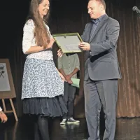 Tinki Volarič je nagrado podelil Igor Teršar, direktor Javnega sklada za kulturen dejavnosti RS