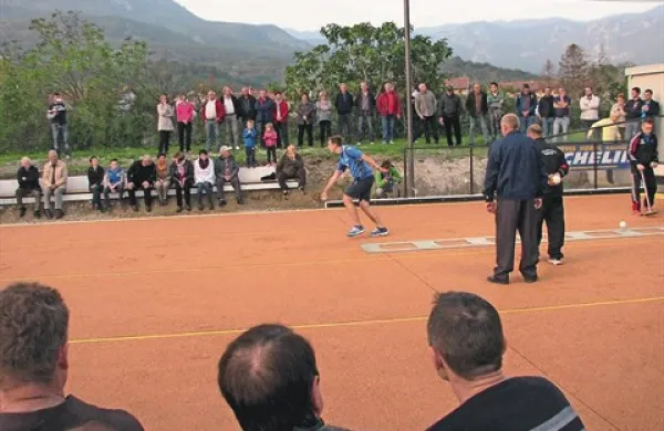 Uradno odprtje štiristeznega balinišča so popestrili s tekmovanjem v štafetnem izbijanju