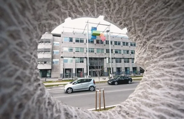 Svetniki so igralničarjem kar za 75 odstotkov znižali nadomestilo za uporabo stavbnega zemljišča. A vse skupaj ne bo imelo učinka, ko oziroma če bo sprejet davek na nepremičnine ...