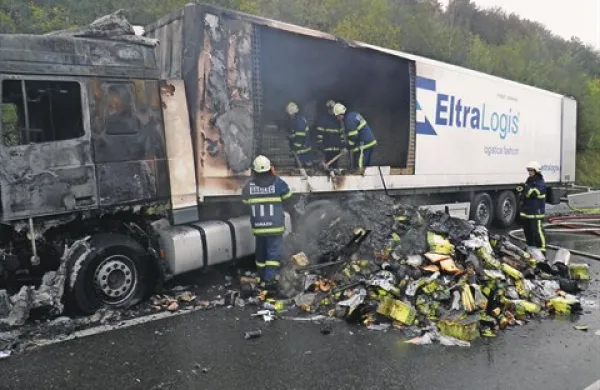 Na primorski avtocesti med Senožečami in Nanosom v smeri proti Ljubljani je okoli 9. zjutraj zagorel tovornjak, ki  ga je vozil 34-letni Romun