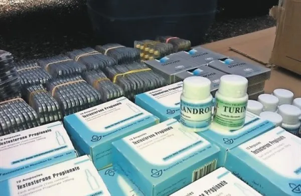 V plastični posodi v notranjosti vozila so našli 15.560 anaboličnih tablet in 429 ampul, v katerih je bilo skoraj pol litra anaboličnega steroida testosterona