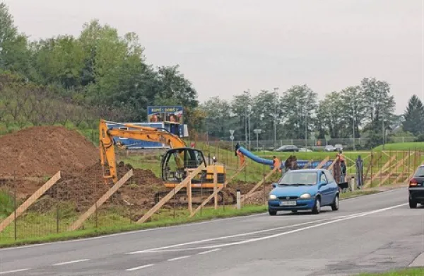 Nov bencinski servis, kjer bo službo dobilo najmanj sedem ljudi, nameravajo odpreti v začetku prihodnjega leta