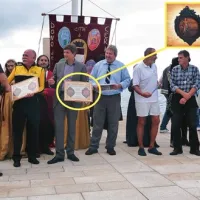 S pomočjo Denisa Kekiča (četrti z leve) so obudili  spomin na prvo izolsko veslaško medaljo