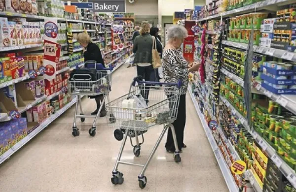 Mnogi še vedno nakupujejo preveč hrane in jo nato neuporabljeno mečejo v smeti