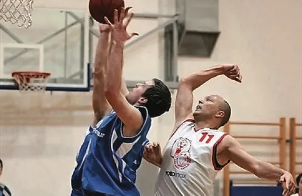 Tomaž Strle (v belem dresu št. 11) tudi v novi sezoni brani ajdovske barve