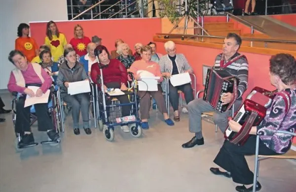Pevski zbor stanovalcev doma je zapel ob spremljavi harmonikarjev Vojke Pirih in Lojzeta Bajca