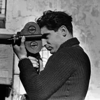 Robert Capa s 16-mm kamero na fotografiji Gerde Taro