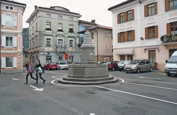 Ker avtomobili ne parkirajo več ob fontani, je trg nekoliko zadihal