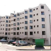  V starem delu samskega doma (ta je zaradi dotrajanosti zaprt) je 75 ležišč, v novem pa jih je še 200. Od tega je prenovljenih le sto ležišč v enoposteljnih, dvoposteljnih in triposteljnih sobah. Vse sobe imajo kopalnico s tuš kabino, kabelsko TV in