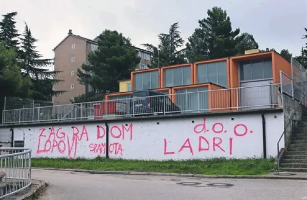 Neznani grafitar je na zidu pod kotlovnico na Markovcu strnil misli jeznih stanovalcev