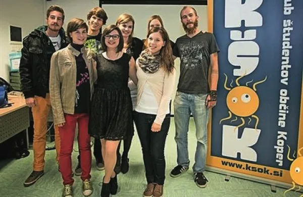 Vodstvo KŠOK: (zadaj, z leve) Mark Prelec, Rok Žigon, Ana Šalgaj, Karen Gladović, Rok Petrič, (spredaj, z leve) Zala Rejc, Sara Toškan in Barbara Kocjančič

