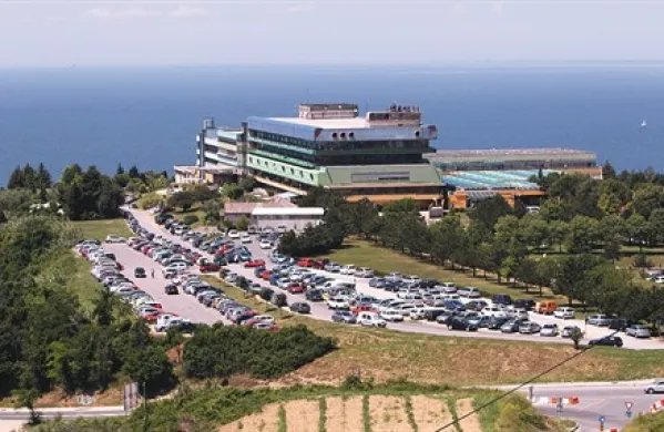 Zapadlih obveznosti, ki presegajo rok plačila za 60 dni, je po navedbah predsednika uprave Kemofarmacije Davorina Poherca za 600.000 evrov, medtem ko celotne zapadle obveznosti bolnišnice do Kemofarmacije znašajo več kot milijon evrov