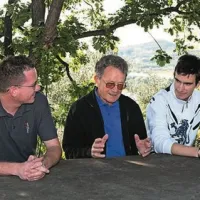 Oljkarji: nono Angelo z vnukoma Janom (levo) in Anžetom