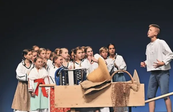 Kot gostje so na osrednji prireditvi Le plesat me pelji nastopili  mladi fokloristi iz Otroške folklorna skupina Val, ki deluje na  OŠ Koper 