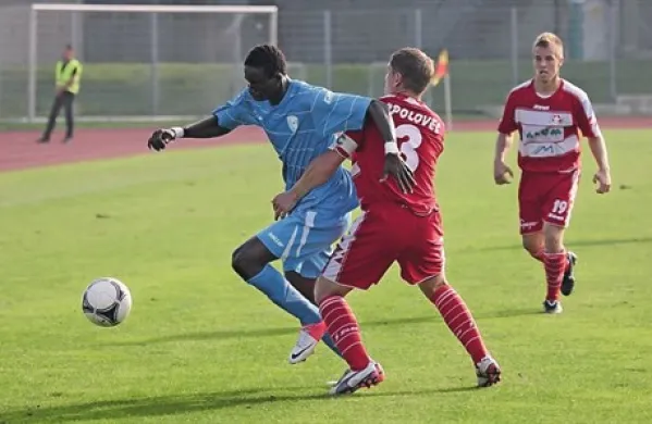Welle N'diaye (v modrem dresu) je eden redkih    nogometašev letos zelo spremenjene in prevladujoče italijanske  Gorice,  ki je z Aluminijem v pokalu igral že lani   