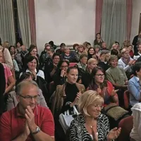 Vladimir Luxuria, najbolj znana transseksualka v Italiji, je v dvorano italijanske skupnosti pritegnila  množico generacijsko pisanega občinstva 