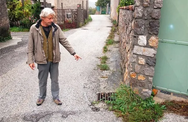 Gigo de Brea je svojo zastrupljeno mačko našel pred dvoriščem  hiše