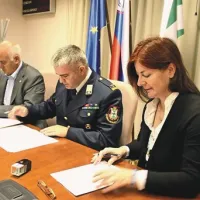 Zvone Benčič Midre, Valter Fabjančič in Ljubislava Škibin (z leve) so podpisali enega prvih tovrstnih dogovorov v državi