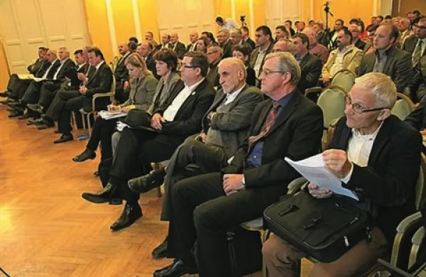 V občinah  napovedujejo, da bodo na dan sprejemanja zakona o davku na nepremičnine ali na drug primeren dan organizirale demonstracije enotnosti in moči lokalne samouprave. Ta predlog je  dal župan Ajdovščine Marjan Poljšak.