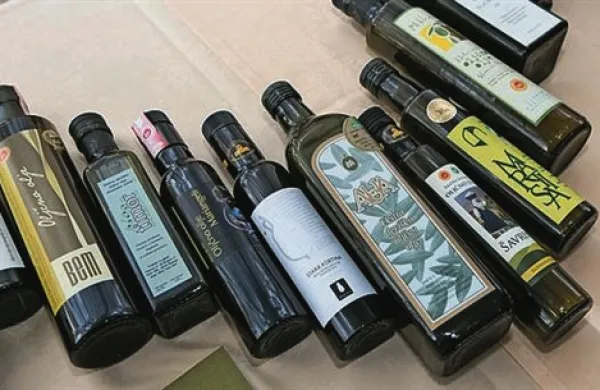 Steklenice nekaterih pridelovalcev zaščitenega oljčnega olja