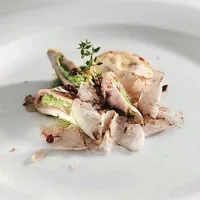 Z oljkami nadevan ombolo na ohrovtovi kremi z oljčnim oljem in tartufovimi lističi