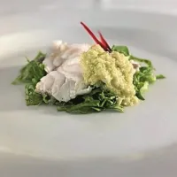 Brancinov carpaccio na mladem radiču z oljčnim pestom
