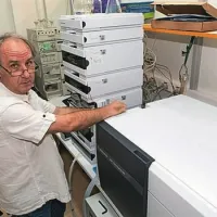 Dr. Bojan Butinar, predstojnik Inštituta za oljkarstvo, pri tekočinskem kromatografu z masnim detektorjem, ki jim ga je v uporabo odstopil Inštitut za meroslovje