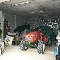 Adamičev traktor in orodje so še pod streho