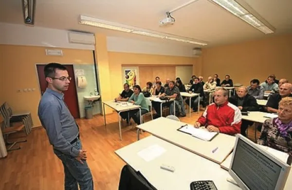 Dr. Vasilij Valenčič je na Biotehniški šoli  Šempetru pri Gorici nedavno predaval o namiznih oljkah