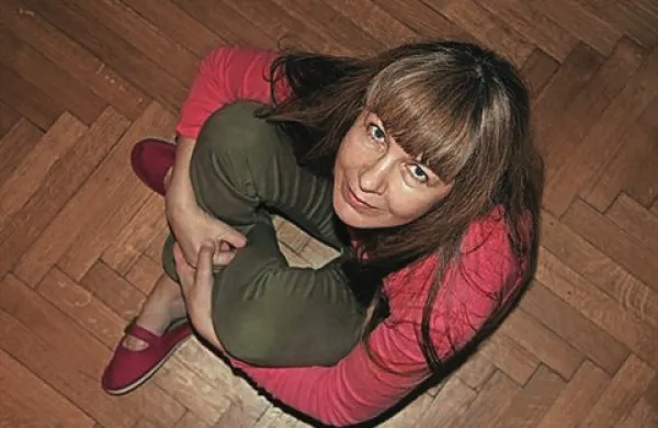 Patricija Peršolja: “Ugotovila sem, da nisem človek, ki bi lahko le gledal. Ne prenesem, da se govori o banalnostih, ne pa o dejstvu, da še vedno obstajajo otroci in ženske, ki gredo spat lačni in preplašeni.”