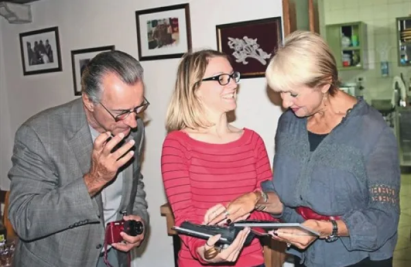  Lois in Jim Ryan (skrajno desno in skrajno levo) sta pri Friščevih odkrila tudi veliko starih fotografij, ki krasijo turistično kmetijo 
