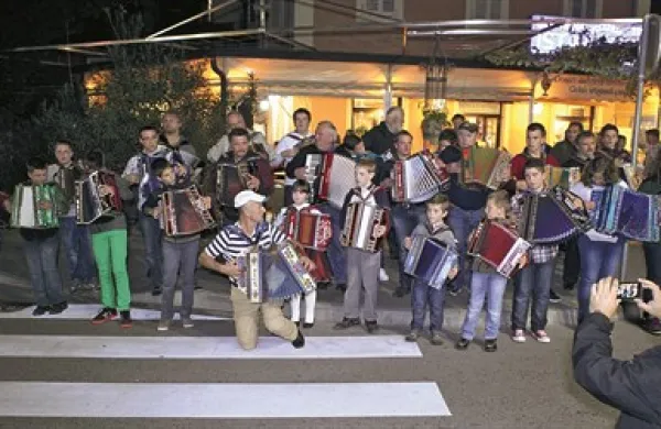 V Izoli so se zbrali tudi harmonikarji