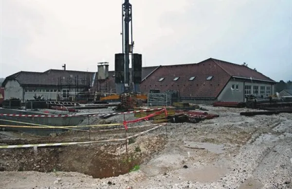 Medtem ko je v šoli končno nameščen merilnik radona, ob njej gradijo vrtec brez zaščite proti strupenemu plinu
