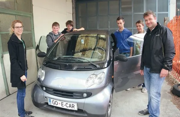 Po novogoriških ulicah se je na testno vožnjo odpeljal električni avtomobil, ki je nastal v okviru dveletnega projekta MESA, v katerem je  vodilni partner Šolski center Nova Gorica