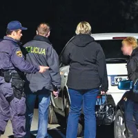 V torek zvečer so policisti blokirali celotno vas