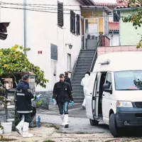 Bruno Šavron je iz hiše brata Pina (levo oranžne barve) odhitel v svojo hišo (bela v ozadju) po puško in nato pred njo ustrelil brata Gracijana