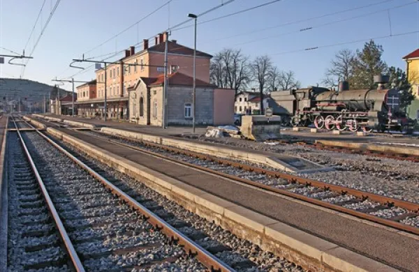 Skupina Slovenske železnice je prvih osmih mesecih letošnjega leta zabeležila 5,54 milijona evrov dobička iz poslovanja, dobiček pred obrestmi, davki in amortizacijo je znašal 30,35 milijona evrov, čisti dobiček pa je dosegel 7,19 milijona evrov