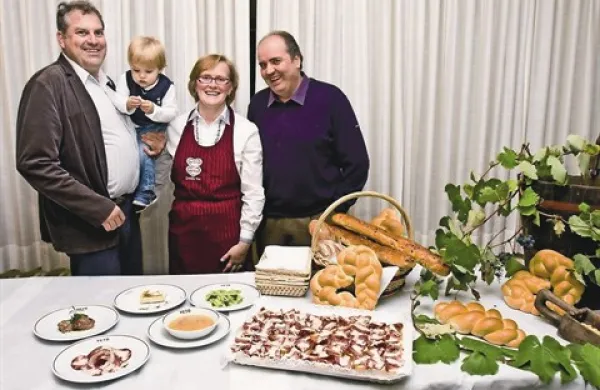 Uvodni meni so poskusili tudi (z leve) predsednik rajonskega sveta za vzhodni Kras Marco Milkovic s sinom, Katja Fabrizi in Niko Tenze
