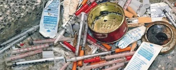 Že nekaj zgrešenih vbodov z iglo je dovolj, da že tako shirani narkomani ostanejo brez celih kosov mesa