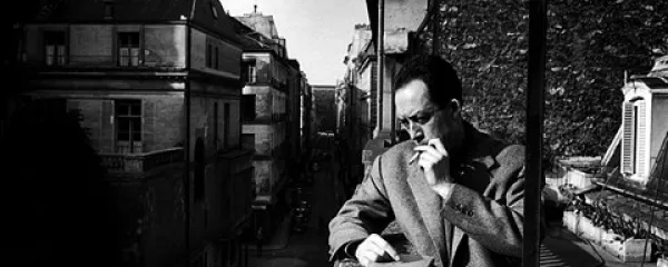 Albert Camus na strehi sedeža založbe Gallimard v Parizu  