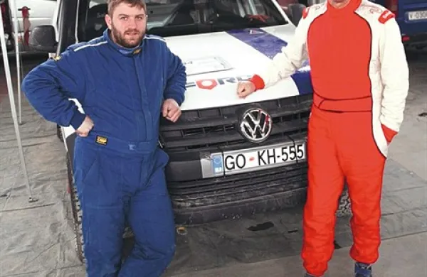 Sovoznik Boštjan Leskovec (levo) in voznik Darij Novak že komaj čakata na prve dni januarja, ko se začne Dakar 