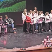 Slovesnost je oplemenitil ubrani nastop mešanega pevskega zbora stanovalcev in delavcev dislocirane enote  Sežana. Oder pa so seveda okrasili stanovalci sami - z lastnimi izdelki.