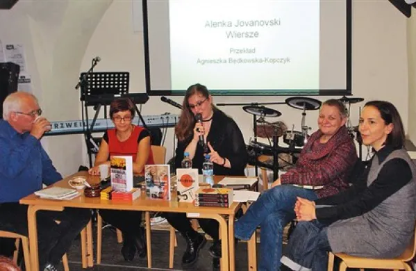 Z zaključnega večera festivala Zlati čoln v Varšavi:  Iztok Osojnik, Alenka Jovanovski, prevajalka Agnieszka Žuchowska-Arendt, Maja Novak in Tatjana Jamnik
